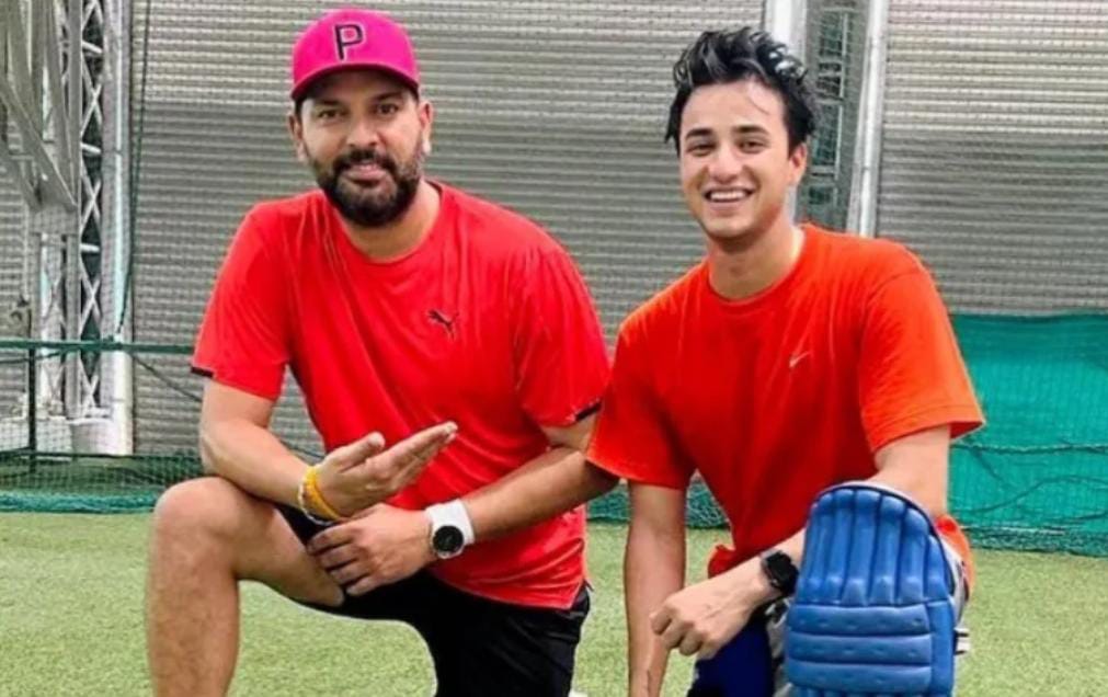 দ্বিতীয় দ্রুততম অর্ধ শতরানের নজির , যুবরাজকে সিংহাসনচ্যুত করতে মরিয়া অভিষেক