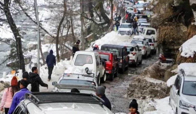 সাদা বরফের সৌন্দর্য অভিশাপ মানালিতে, ২৪ ঘণ্টা যানজটে আটকে পর্যটকরা