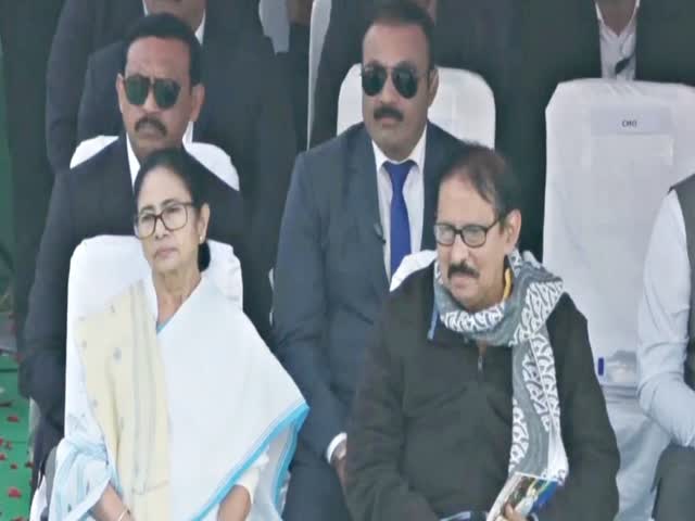 ৭৭তম প্রজাতন্ত্র দিবসে রেড রোডে সেনাদের কুচকাওয়াজ , মুখ্যমন্ত্রীর উপস্থিতিতে বর্ণাঢ্য আয়োজন