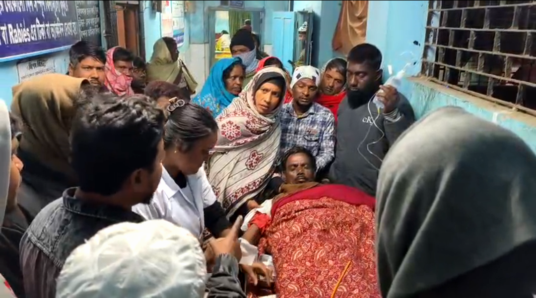 বাড়িতে ঢুকে ব্যবসায়ীকে কুপিয়ে খুনের চেষ্টা , তীব্র আতঙ্কে এলাকাবাসী