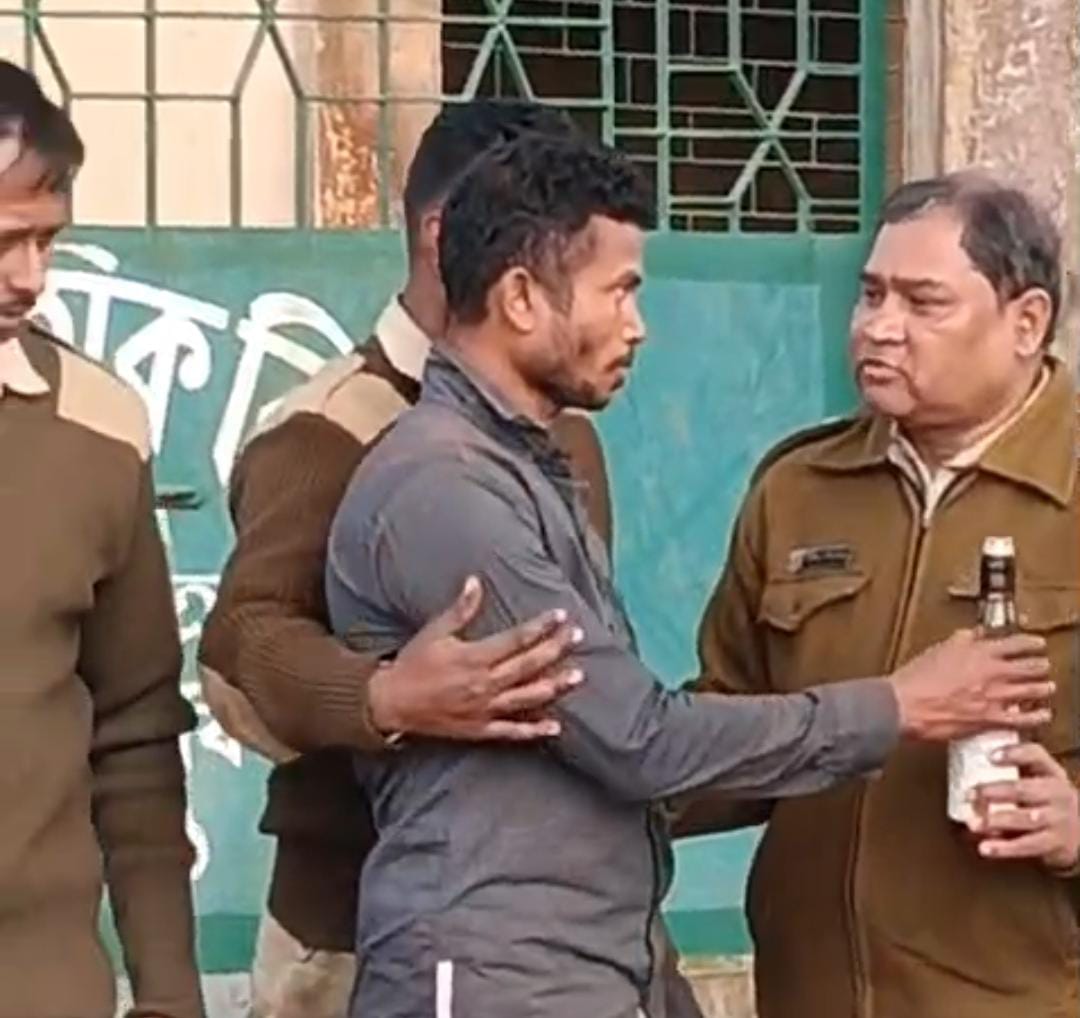 ৪০ ফুট উঁচু কদম গাছের ডালে যুবক , মদের লোভ দেখাতেই নিচে আসলো মাতাল