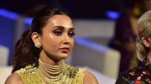 অনুষ্ঠান চলাকালীনই মঞ্চে নামিয়ে দেওয়া হল মিমিকে , পুলিশের দ্বারস্থ অভিনেত্রী