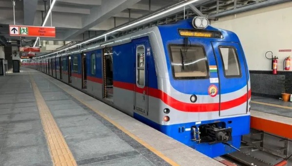 বুধ সকালে ব্লু লাইনে ব্যাহত মেট্রো পরিষেবা, ভোগান্তিতে যাত্রীরা