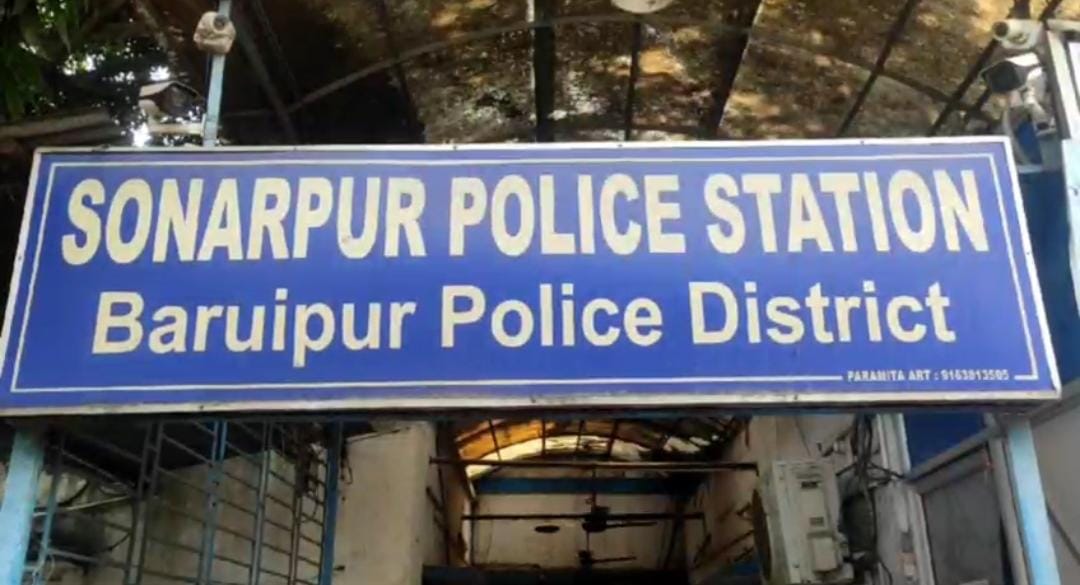 বিয়ের প্রতিশ্রুতি দিয়ে ব্ল্যাকমেইল করে তরুণীর সঙ্গে উদ্যাম সহবাস , গ্রেফতার যুবতীর কাকুব্ল্যাকমেলের গুরুতর অভিযোগ