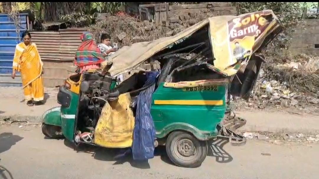 দিনের আলোয় ভয়াবহ পথ দুর্ঘটনা , আহত ৬