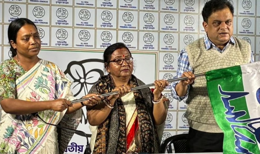ভোটমুখী বাংলায় নয়া সমীকরণ, তৃণমূলে যোগ বিজেপি সাংসদ খগেন মুর্মুর স্ত্রী
