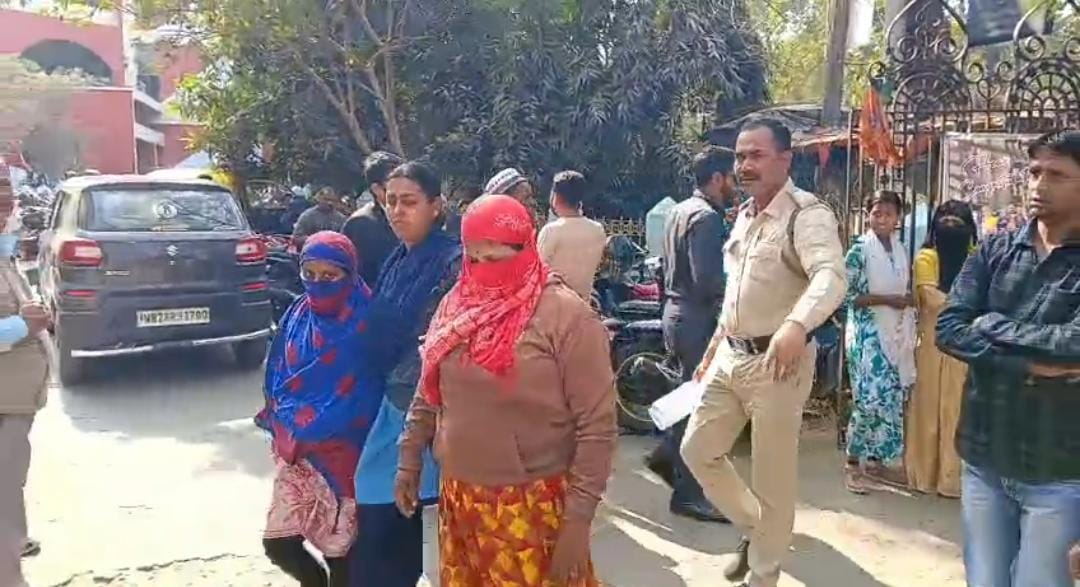 দিনেদুপুরে শিশু কন্যাকে বিক্রির অভিযোগ , হাতেনাতে পাকড়াও মা সহ দালাল