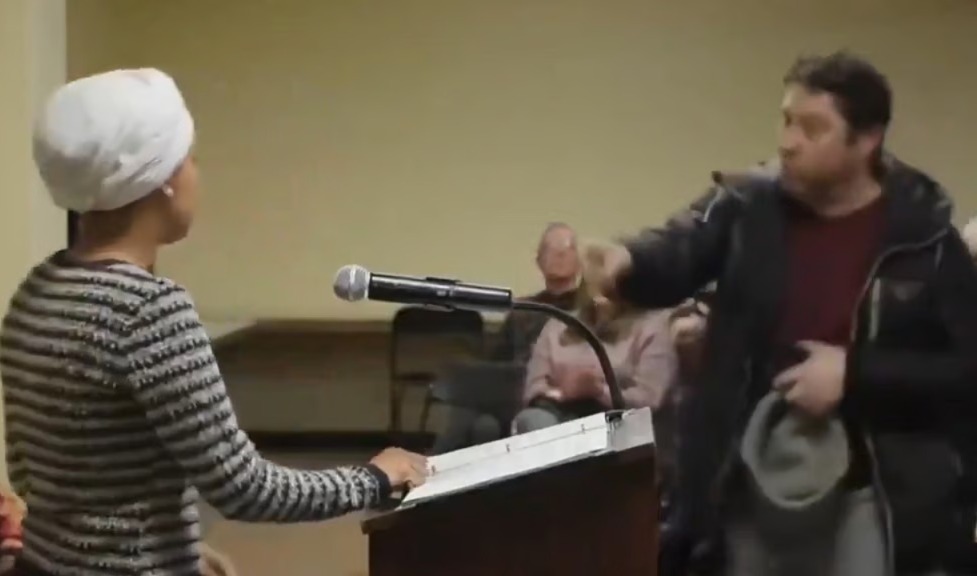 ডেমোক্র্যাট নেত্রী ইলহান ওমরের গায়ে রাসায়নিক স্প্রে দেওয়ার অভিযোগ, গ্রেফতার ১