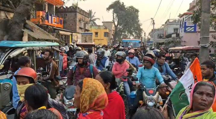 সোনামুখীতে হামলার ঘটনায় পাল্টা প্রতিবাদ শাসক গোষ্ঠীর , বিজেপি বিধায়কের বিরুদ্ধে ধর্মীয় দাঙ্গা লাগানোর অভিযোগ