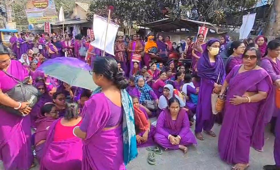 অতিরিক্ত পরিশ্রমের পরও নগণ্য বেতন , বসিরহাটে প্রতিবাদ মিছিল আশা কর্মীদের