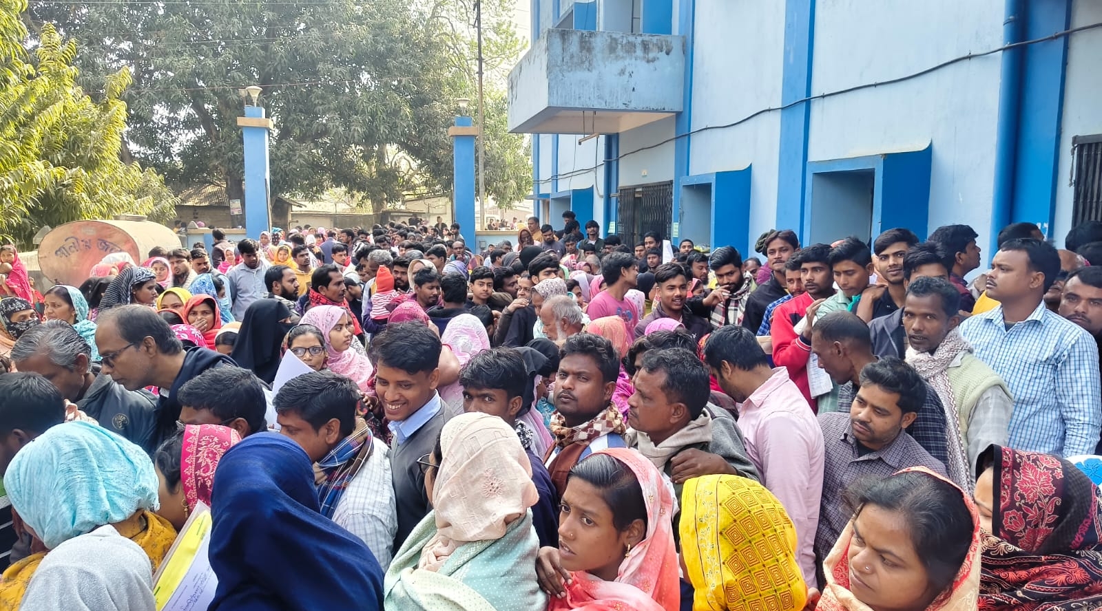 হেয়ারিংয়ের নামে চরম হয়রানি , সামশেরগঞ্জে চরম অমানবিকতার নিদর্শন প্রশাসনের