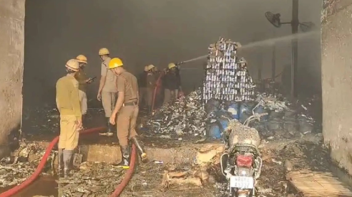 ছাইয়ের স্তূপে খোঁজ স্বজনদের, নাজিরাবাদে ভয়াবহ অগ্নিকাণ্ডে মৃতের সংখ্যা বেড়ে ২১