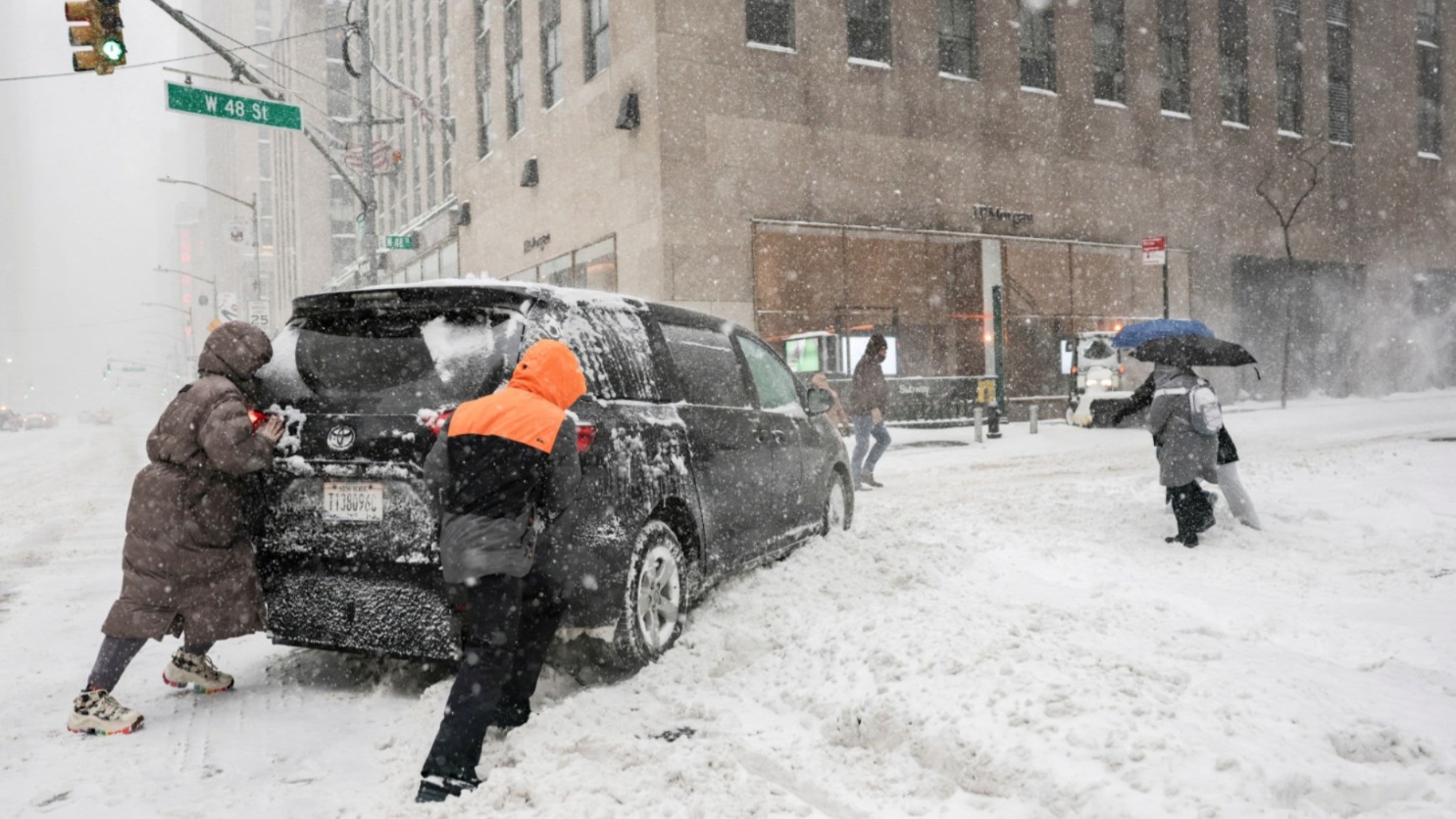 তুষার ঝড়ের তাণ্ডবলীলা আমেরিকায়, মৃত বেড়ে ৭০