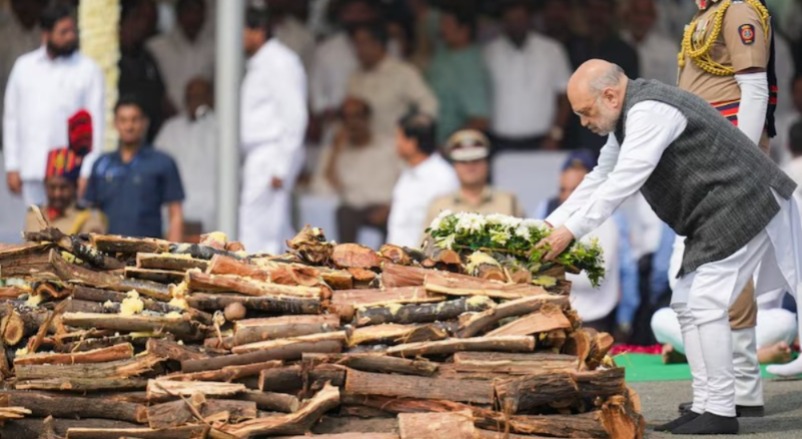 বারামতিতে অজিতের শেষকৃত্য, শ্রদ্ধাজ্ঞাপন শাহ-ফড়নবিসের