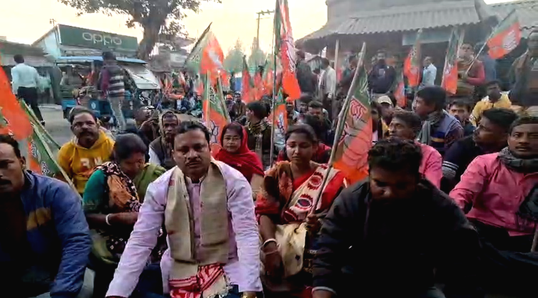 মিথ্যে অভিযোগে বিজেপি কর্মীকে গ্রেফতারের অভিযোগ ,  চটিচাটা স্লোগান তুলে পুলিশের বিরুদ্ধে তীব্র বিক্ষোভ