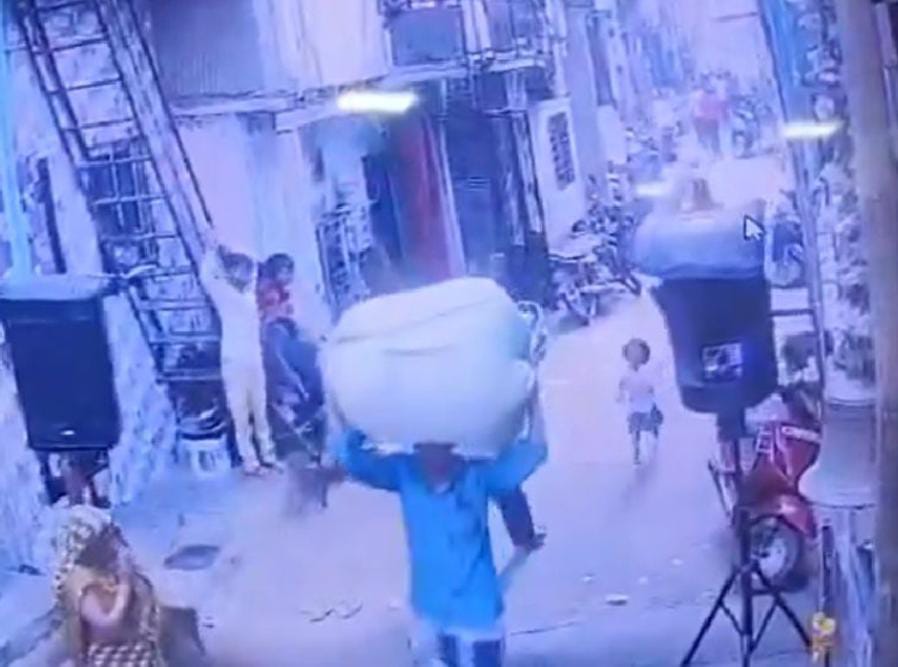 বড়দের গাফিলতিতে ঘাড়ের ওপর লাউডস্পিকার , মর্মান্তিক মৃত্যু একরত্তির