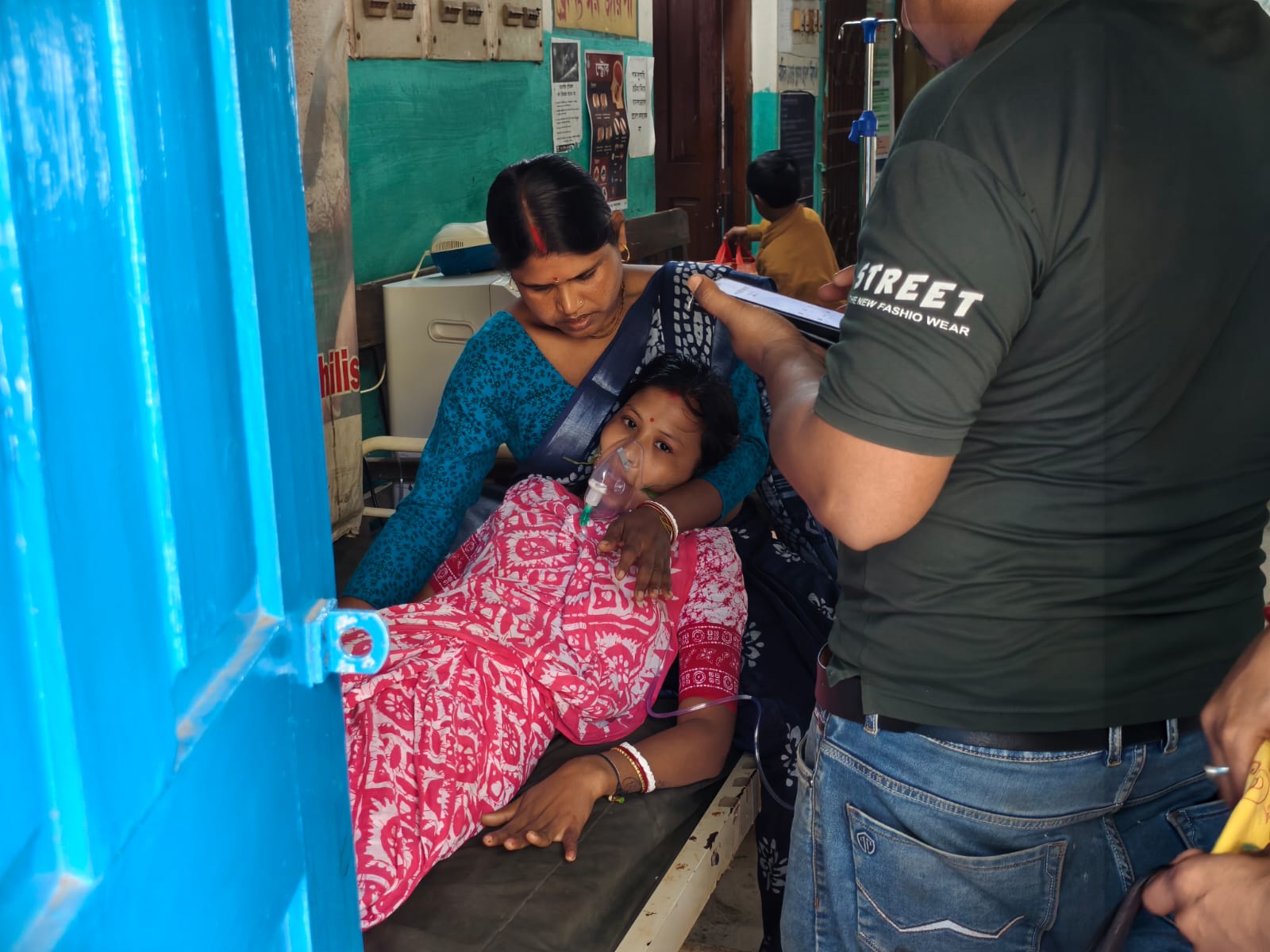 SIR শুনানির লাইনে দাঁড়িয়ে অসুস্থ গৃহবধূ , ব্যাপক চাঞ্চল্য দিনহাটায়