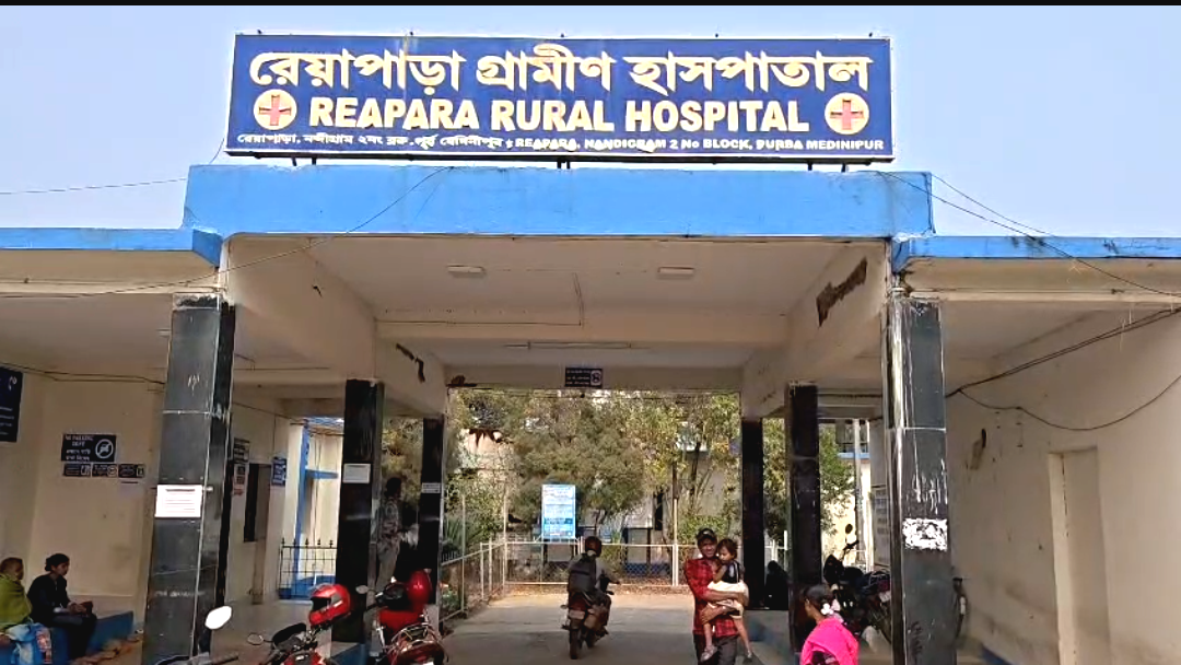 প্রসব যন্ত্রণায় কাতরাচ্ছেন মা , দায়িত্ব ছেড়ে নিশ্চিন্তে ঘুমাচ্ছেন নির্লজ্জ নার্স