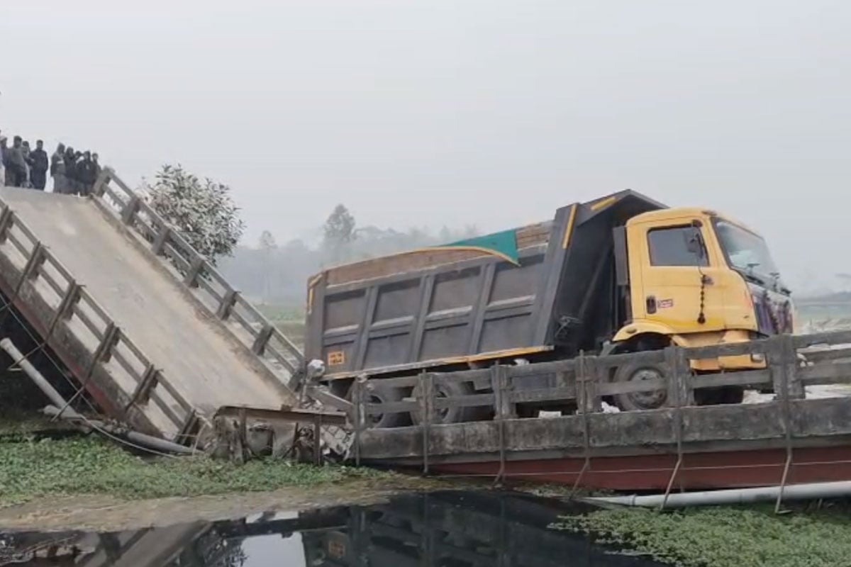 রক্ষণাবেক্ষণের অভাব ,পণ্যবাহী লরি নিয়ে শীতলকুচিতে হুড়মুড়িয়ে ভাঙল সেতু