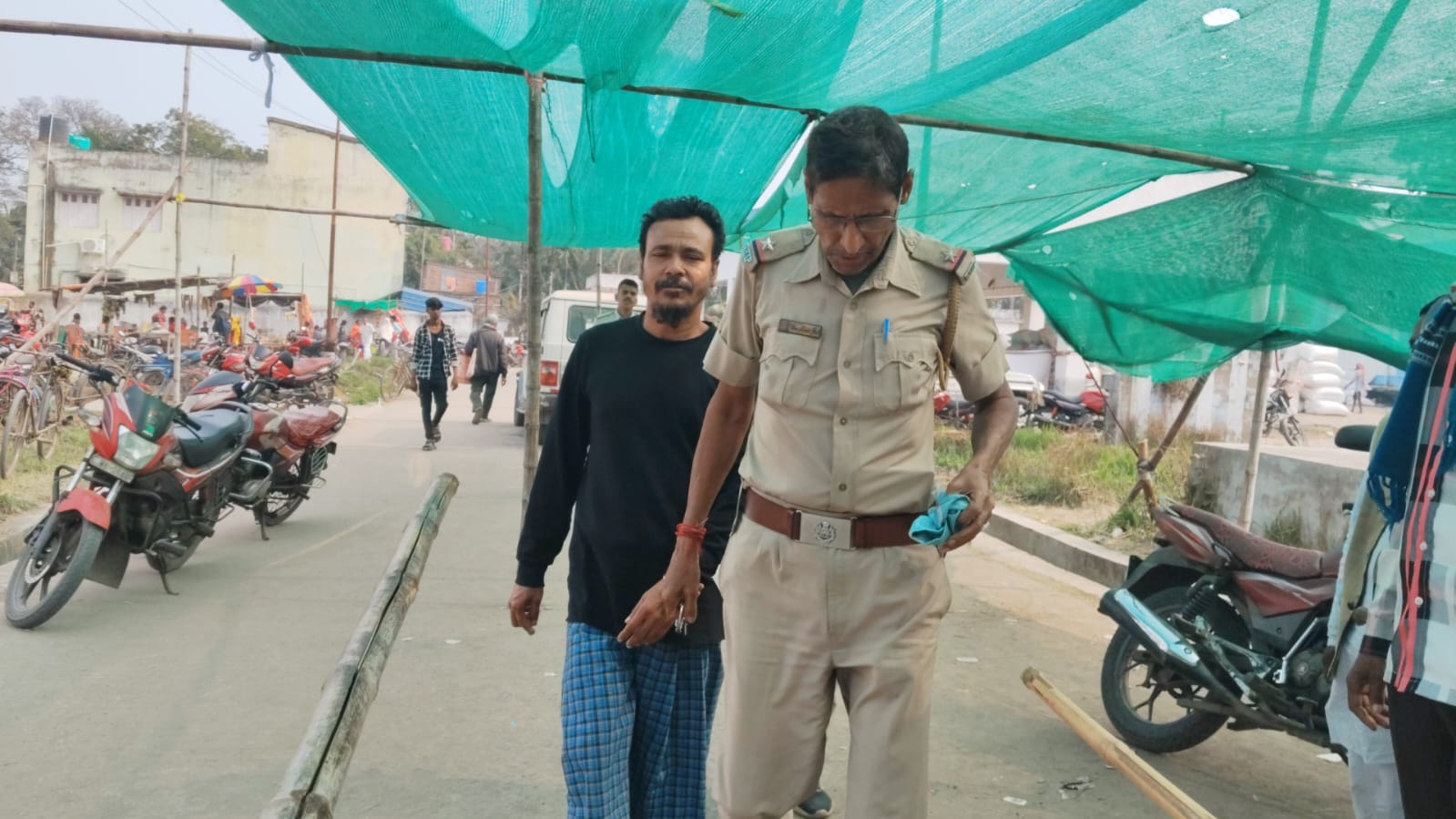 জেল থেকে হাতকড়া পরিয়ে SIR শুনানি কেন্দ্রে , নির্বাচন কমিশনের প্যাচে অপরাধী