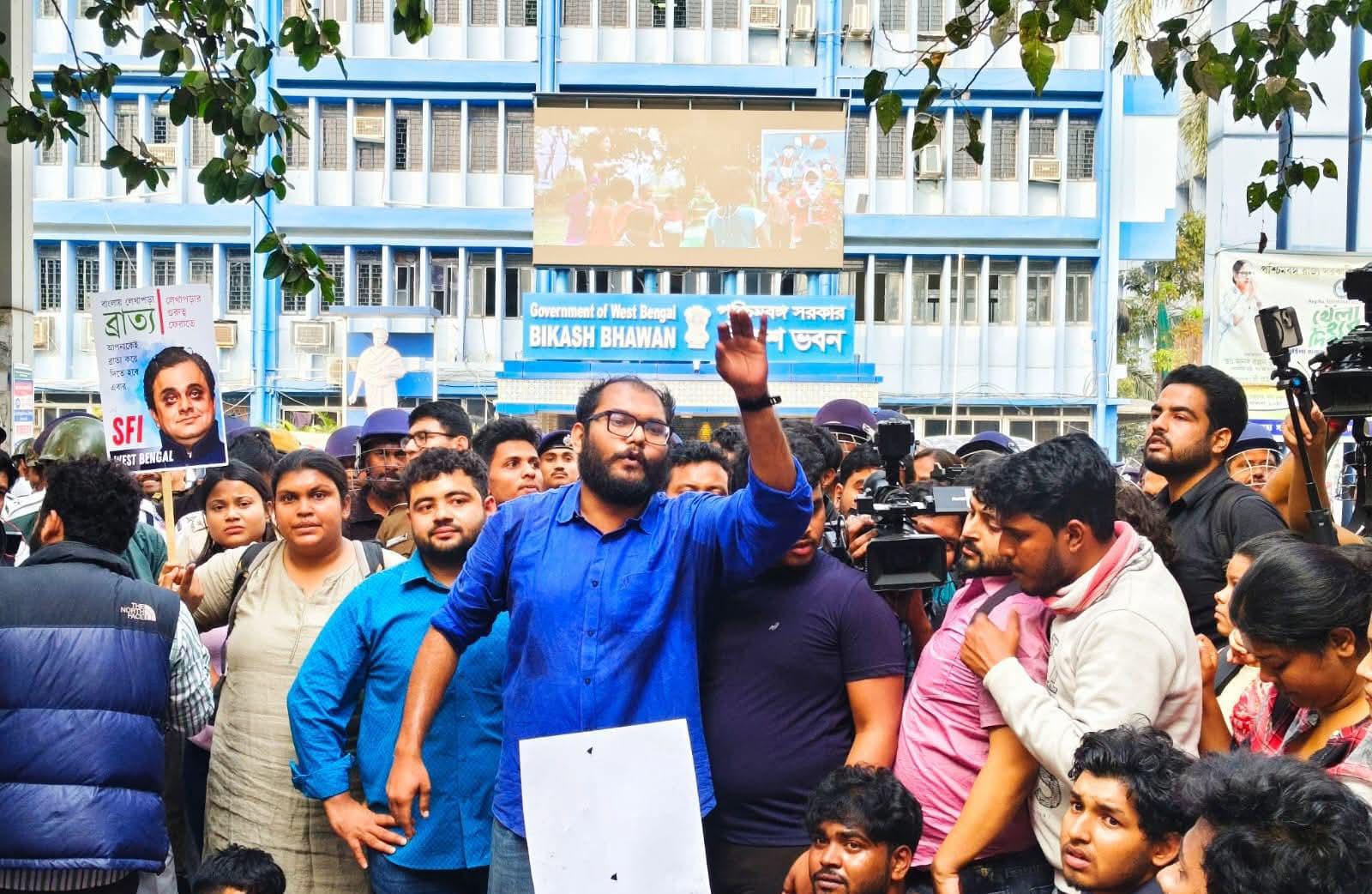 শিক্ষক নিয়োগের দাবিতে বিকাশ ভবন অভিযান, SFI–পুলিশ সংঘর্ষে উত্তপ্ত পরিস্থিতি