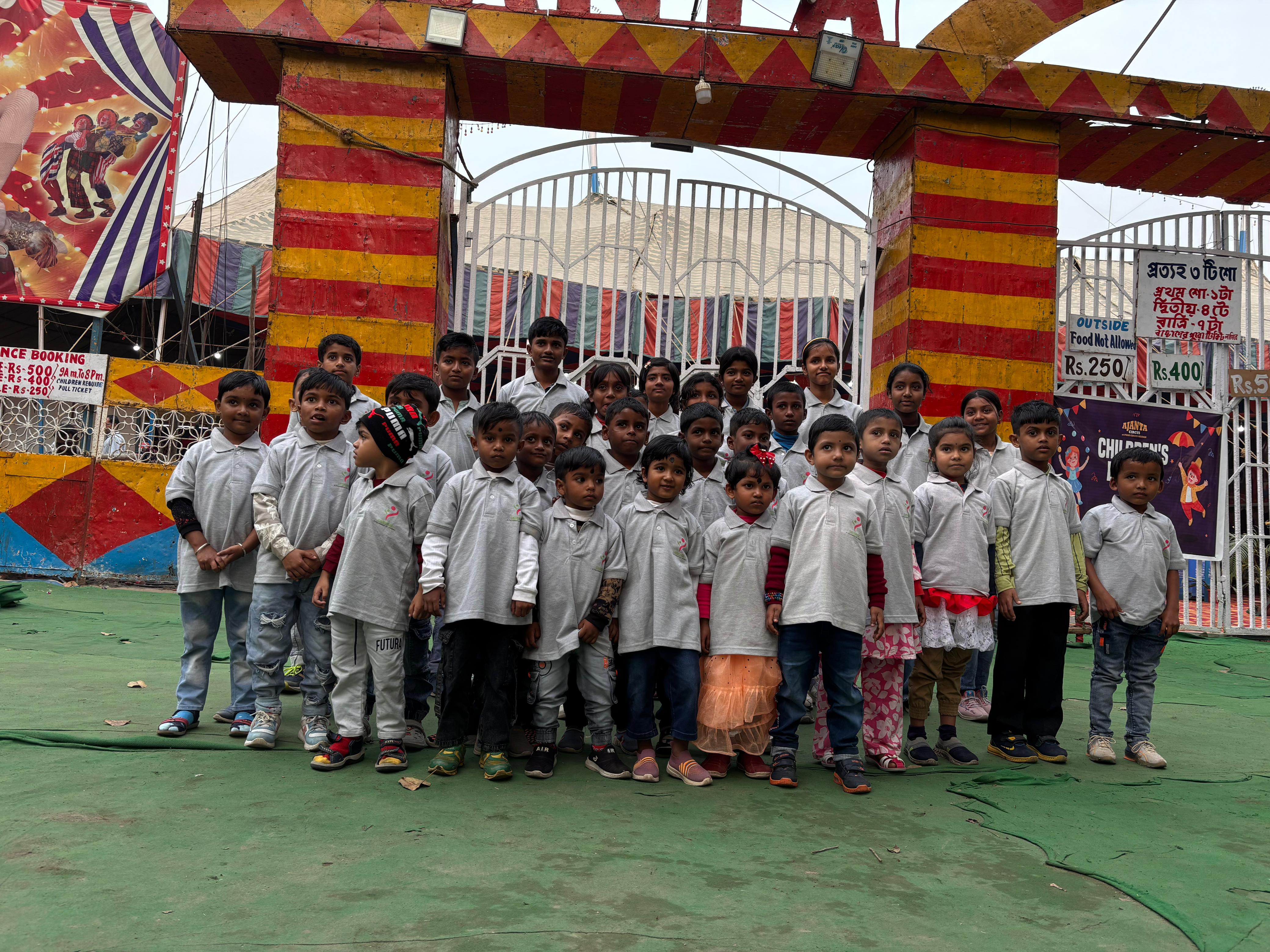 পথ শিশুদের মুখে হাসি ফোটাতে  বিশেষ উদ্যোগ , সার্কাসের আনন্দ উপভোগ করাল উদ্দীপনী ক্লাব