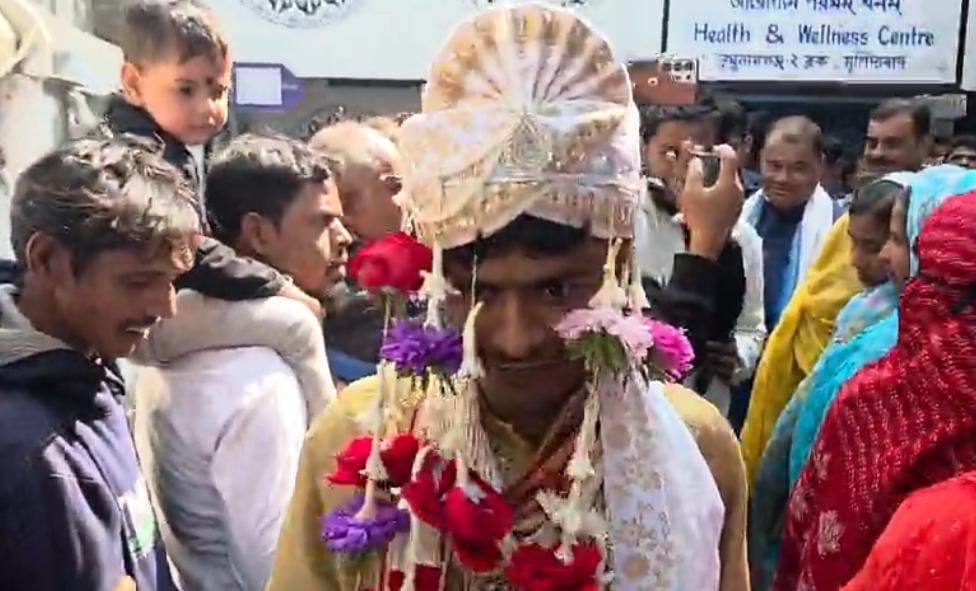 টোপর মাথায় শুনানি কেন্দ্রে বর ,  লগ্নভ্রষ্ট হওয়া থেকে বাঁচলেন যুবতী