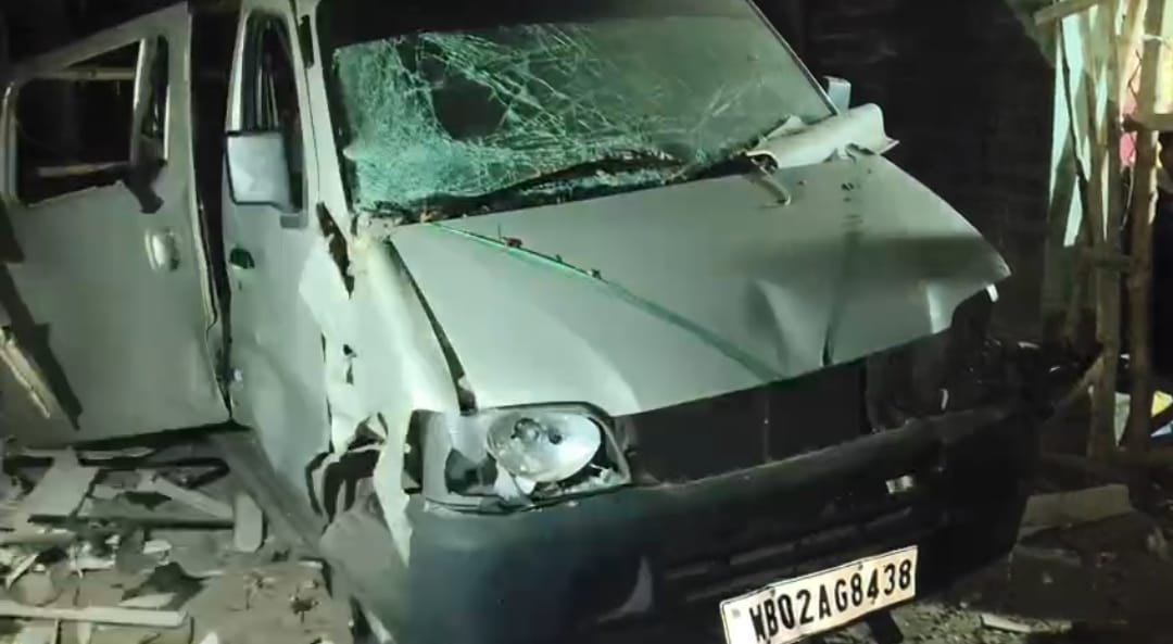 মাঝরাতে কুলপিতে তৃণমূল নেতার গাড়িতে বিস্ফোরণ , রাজনীতির উত্তাপে অশান্ত এলাকা