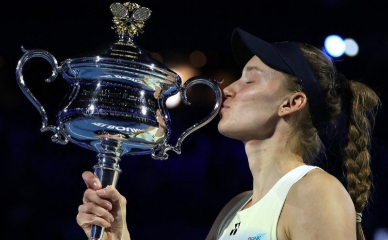 এ ভাবেও ফিরে আসা যায়, সাবালেঙ্কাকে হারিয়ে অস্ট্রেলিয়ান ওপেন চ্যাম্পিয়ন এলেনা রাইবাকিনা