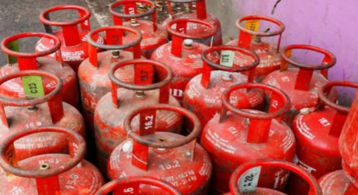 বাজেট পেশের আগেই দুঃসংবাদ, একধাক্কায় ৫০ টাকা বাড়ল রান্নার গ্যাসের দাম