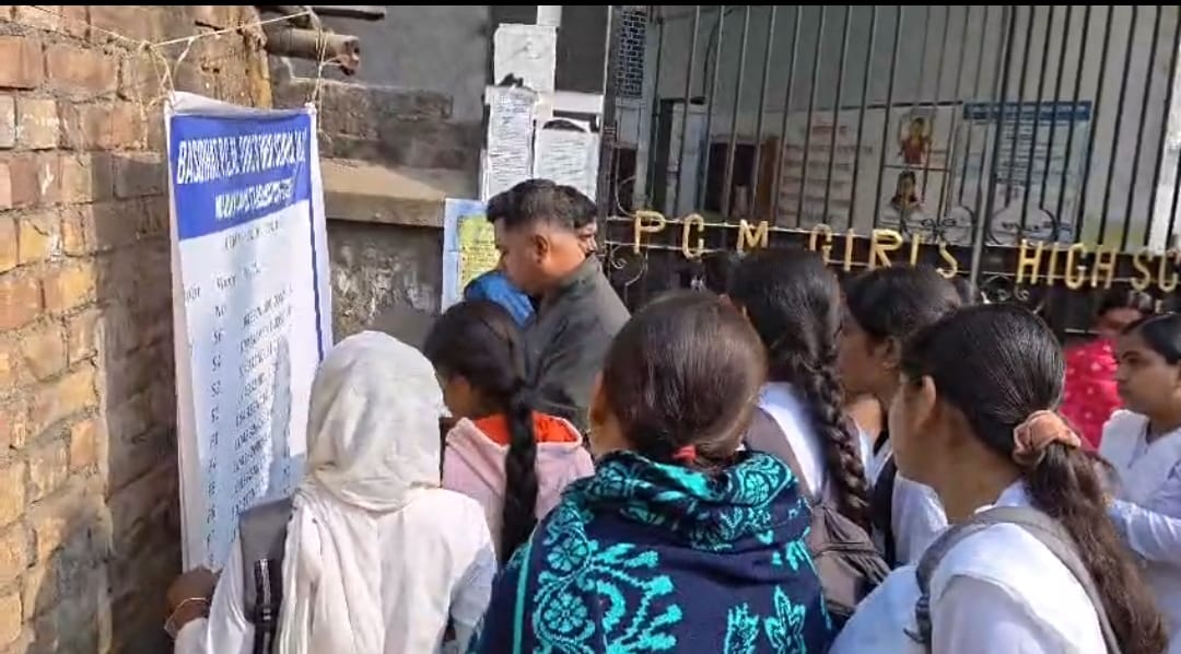 নদী পেরিয়ে পরীক্ষাকেন্দ্র , বসিরহাটে সংগ্রাম করে জীবনের বড় পরীক্ষায় পরীক্ষার্থীরা