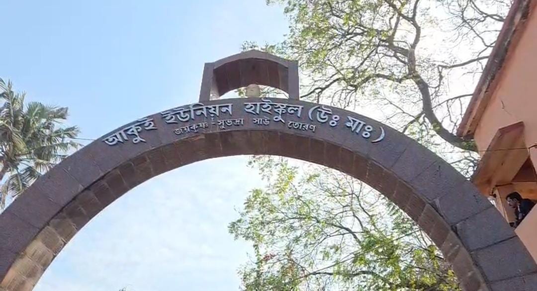 ইন্দাস আকুই ইউনিয়ন স্কুলে বিপুল সংখ্যক পরীক্ষার্থী , মাধ্যমিক নিয়ে কড়া নিরাপত্তা ব্যবস্থা বাঁকুড়ায়