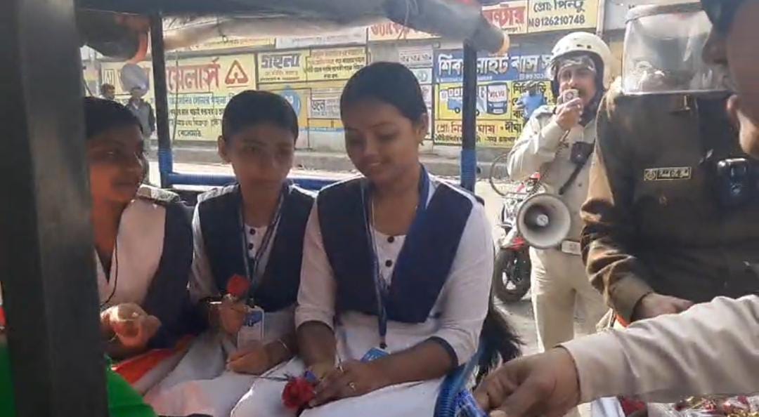 মাধ্যমিক পরীক্ষার জন্য অভিনব উদ্যোগ , পরীক্ষার্থীদের শুভেচ্ছাবার্তা ট্রাফিক পুলিশের