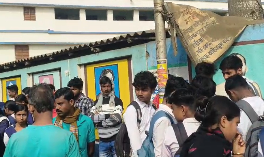 লক্ষ্য শীর্ষস্থান, ৪১ হাজার পরীক্ষার্থী নিয়ে মাধ্যমিক শুরু পূর্ব মেদিনীপুরে, নজরদারিতে নিশ্ছিদ্র নিরাপত্তা