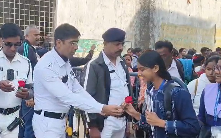 শুরু মাধ্যমিক পরীক্ষা, ভাঙড়ের ঘটকপুকুর হাইস্কুলের পরীক্ষার্থীদের ফুল দিয়ে সংবর্ধনা ডিসির