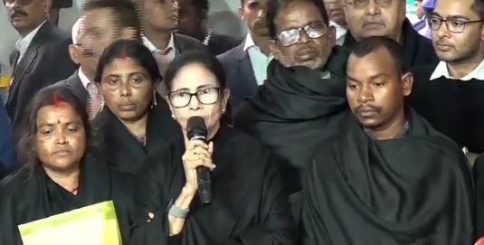 এত অহংকারী কমিশন কখনও দেখিনি , বৈঠক থেকে বেরিয়ে বিস্ফোরক অভিযোগ মুখ্যমন্ত্রীর