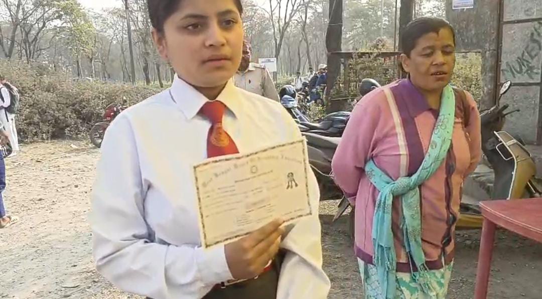 বারংবার অনুরোধের পরও কাজ হয়নি , অ্যাডমিট কার্ড না পাওয়ায় পরীক্ষা বাতিল ছাত্রীর