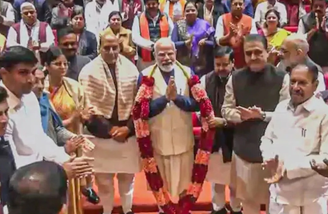 সফল ভারত-আমেরিকা বাণিজ্যচুক্তি, বৈঠকে মোদিকে উষ্ণ অভ্যর্থনা এনডিএ সাংসদদের