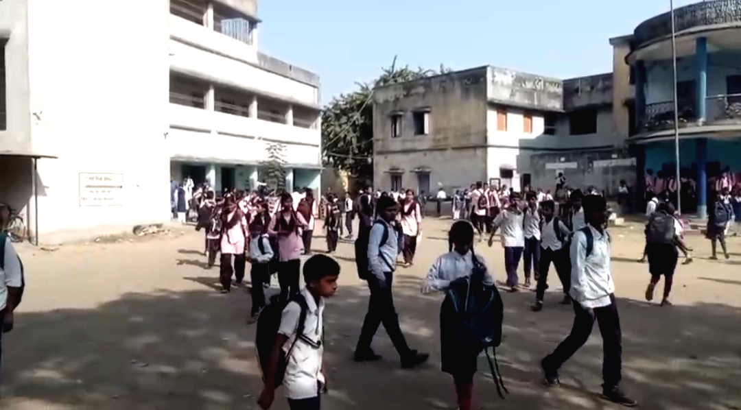 রশিদ ছাড়াই অতিরিক্ত ফি আদায় , খোদ সরকারি স্কুলে তোলাবাজির শিকার পরীক্ষার্থীরা