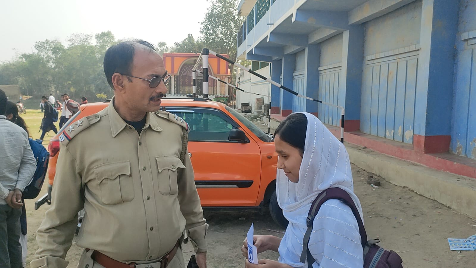 অসুস্থ মা , ছাত্রীকে বাড়ি থেকে পরীক্ষা কেন্দ্রে পৌঁছে মানবিকতার পরিচয় পুলিশ আধিকারিকের