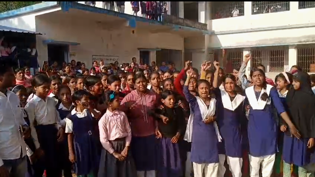 সরকারের দেওয়া স্যানিটারি ন্যাপকিন বিক্রি করে কাটমানি , স্কুল জুড়ে প্রতিবাদ হতেই ষড়যন্ত্রের গল্প শোনালেন প্রধান শিক্ষিকা