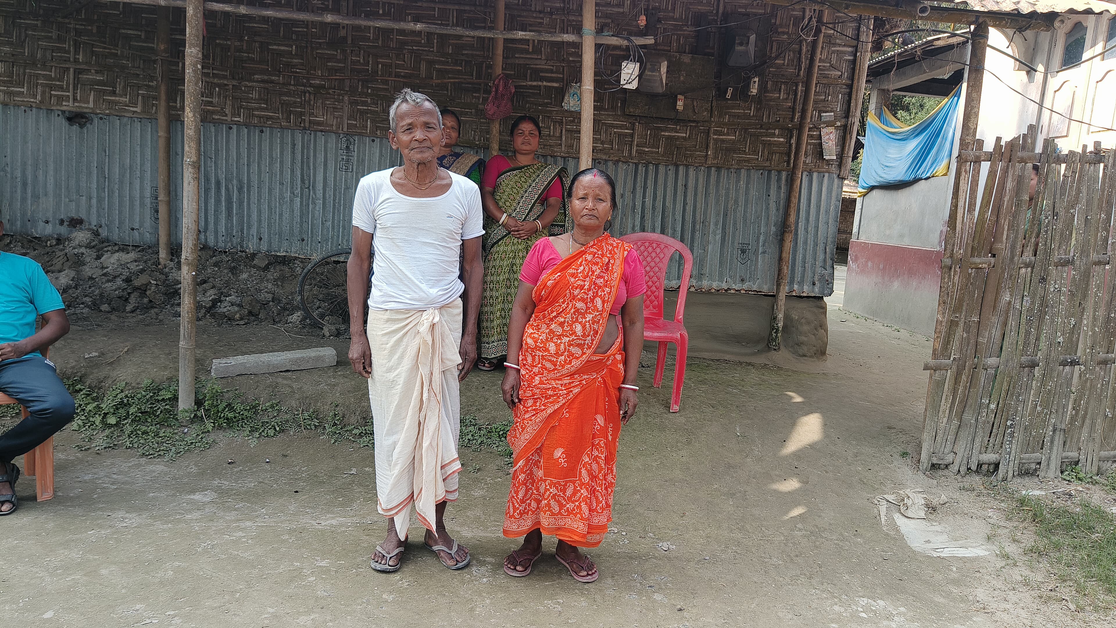 পেটের দায়ে ভিনরাজ্যে গিয়ে উধাও ছেলে , ২৩ বছর ধরে পথ চেয়ে অসহায় বাবা - মা