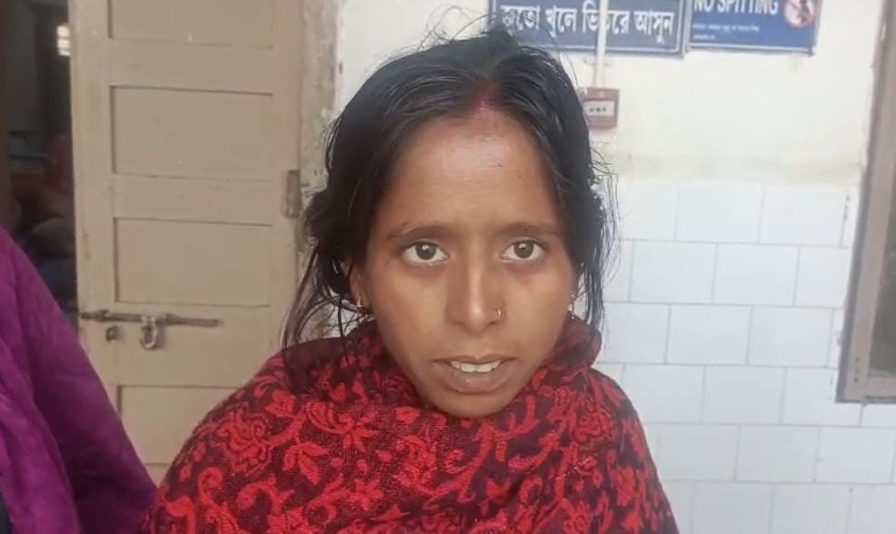 বাড়ি ঢুকে গর্ভবতী মহিলার পেটে লাথি , প্রতিবেশীদের অত্যাচারে হাসপাতালে অন্তঃসত্ত্বা