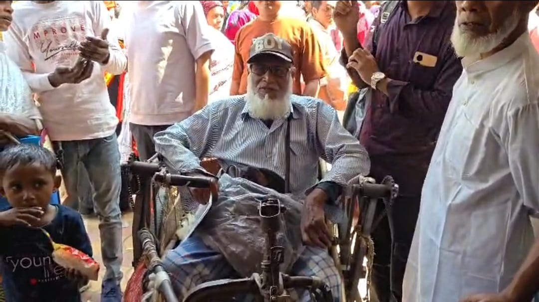 অক্সিজেন সিলিন্ডার হাতে SIR শুনানির লাইনে , করুন ছবি বসিরহাটে