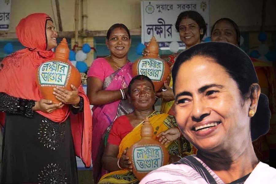 বাজেট ঘোষণার ২৪ ঘণ্টার মধ্যেই অ্যাকাউন্টে বাড়তি লক্ষ্মীর ভাণ্ডার , আনন্দিত রাজ্যের মহিলারা