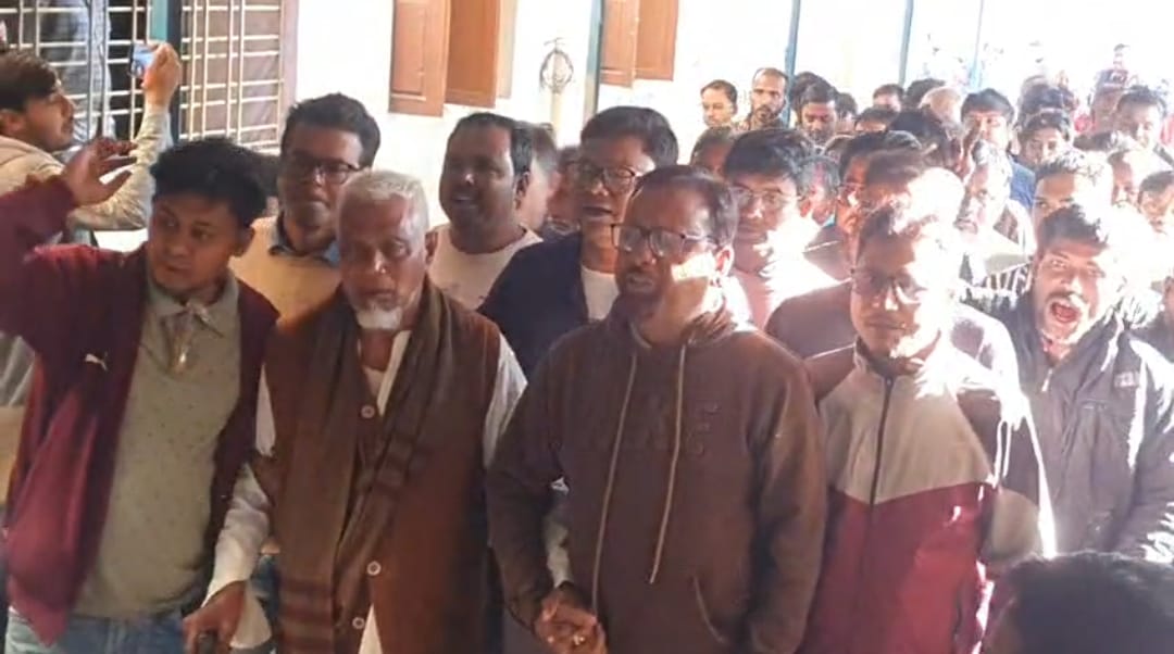 SIR শেষদিনে বাদুড়িয়া বিডিও অফিসে অশান্তি , নির্বাচনী আধিকারিককে হেনস্থার অভিযোগ