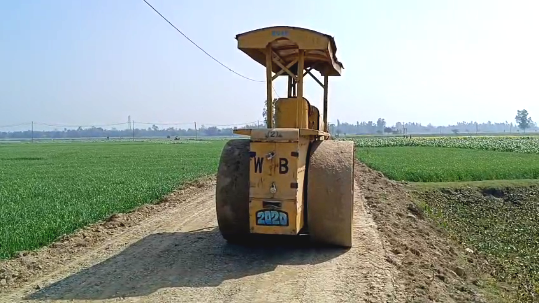 ৬ ইঞ্চির রাস্তা ৩ ইঞ্চিতে , পাথরের বদলে বালি , ভোটের মুখে আজব উন্নয়ন