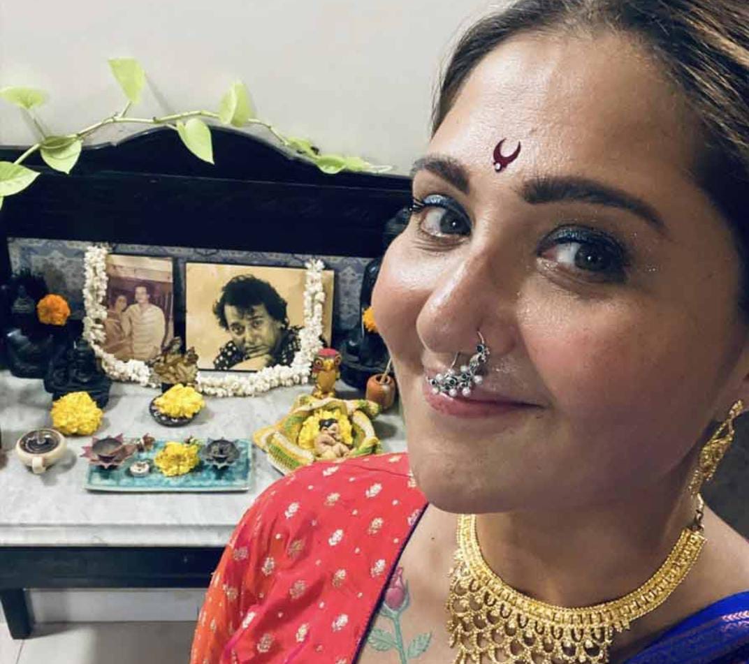 বাবার একটা ভাল ছবি রাখতে এত কষ্ট , নেটিজেনের তির্যক মন্তব্যের পর ফুঁসে উঠলেন স্বস্তিকা