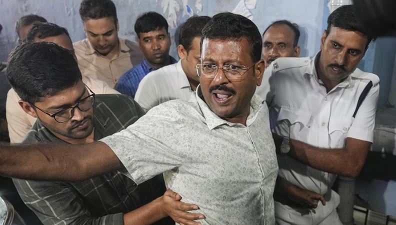 মোবাইল ছুড়িনি, পড়ে গিয়েছিলাম , ইডি হেফাজতে শেষে আদালতে পেশ জীবনকৃষ্ণকে