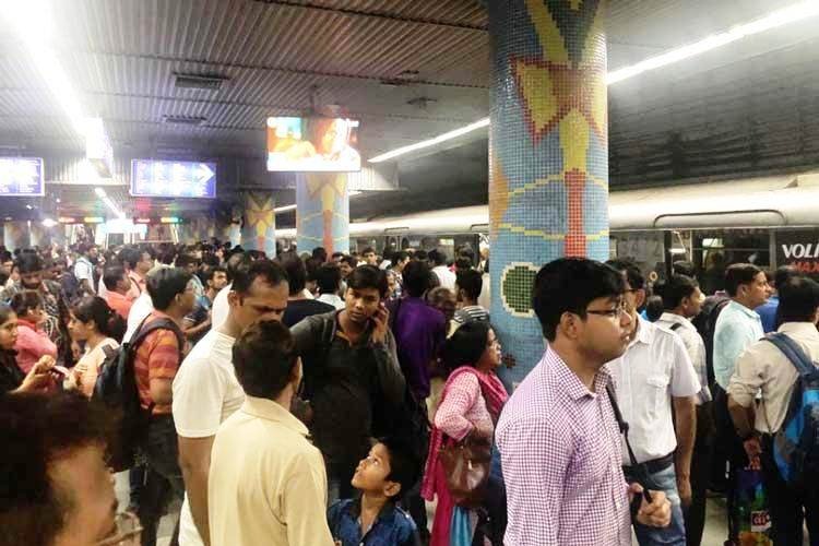 রবিবাসরীয় সকালে মেট্রো লাইনে আত্মহত্যার চেষ্টা , ব্যাহত দক্ষিণ কলকাতার পরিষেবা